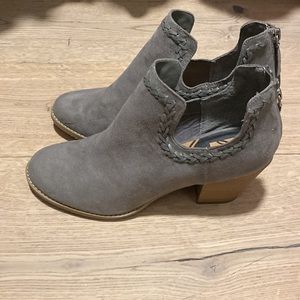 NEW DV8 Dolce Vita Gray Stitch Detail Vegan Suede Cutout Ankle Booties Sz 10